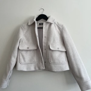 Vårjacka - Jättefin vår/höst jacka från Zara som funkar perfekt både tidig vår och höst. Jackan är i storlek Xs. Den är helt ny, aldrig använd endast testad