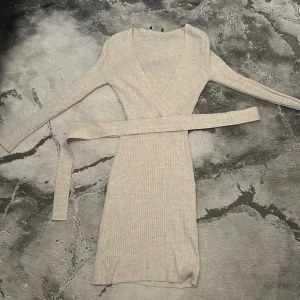 Klänning från Zalando - Beige stickad figursydd klänning. Super härlig till vår och höst. Använd 1 gång. 