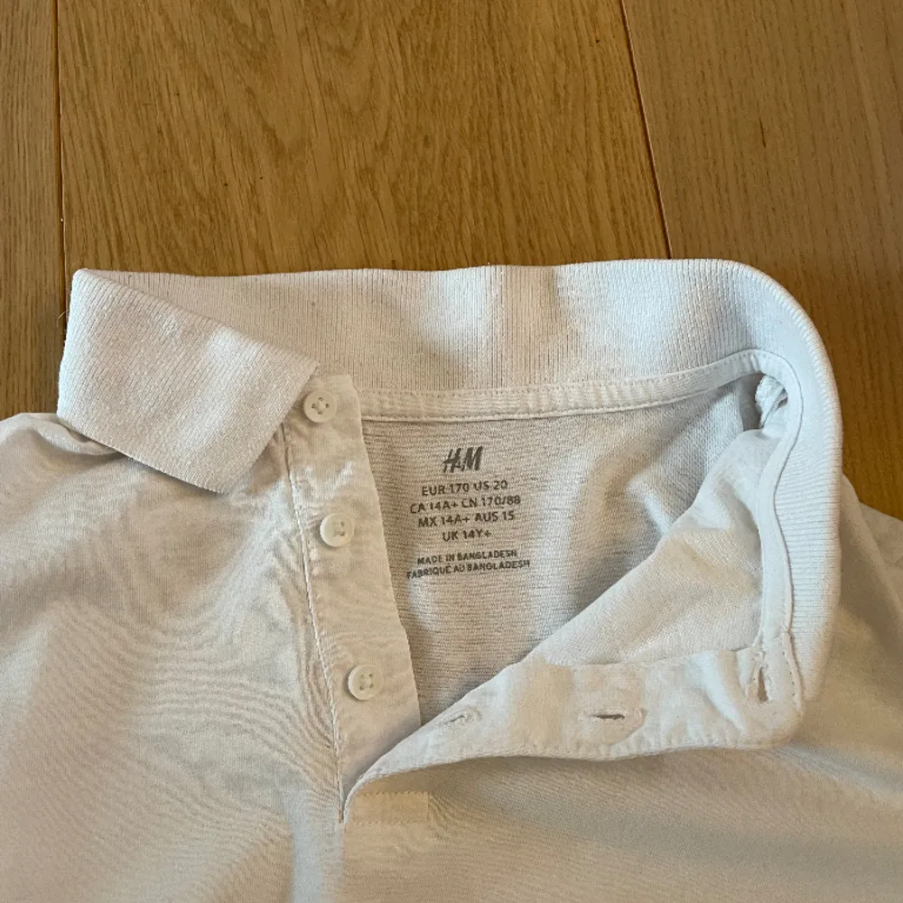 Tja säljer min vita piké tröja i skicket 10/10 då den bara är använd 1-2 gånger. Storlek 170 men passar S. Pris är diskuterbart och det är bara att höra av sig vid någon som helst fundering. Mvh Levi🍾!. T-shirts.