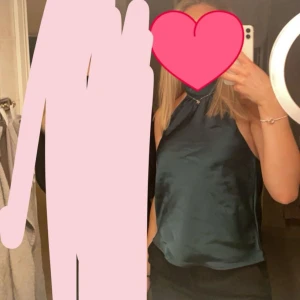 Topp - Fin grön topp som jag inte använder. Storlek xs men passar mig som vanligtvis har S-M