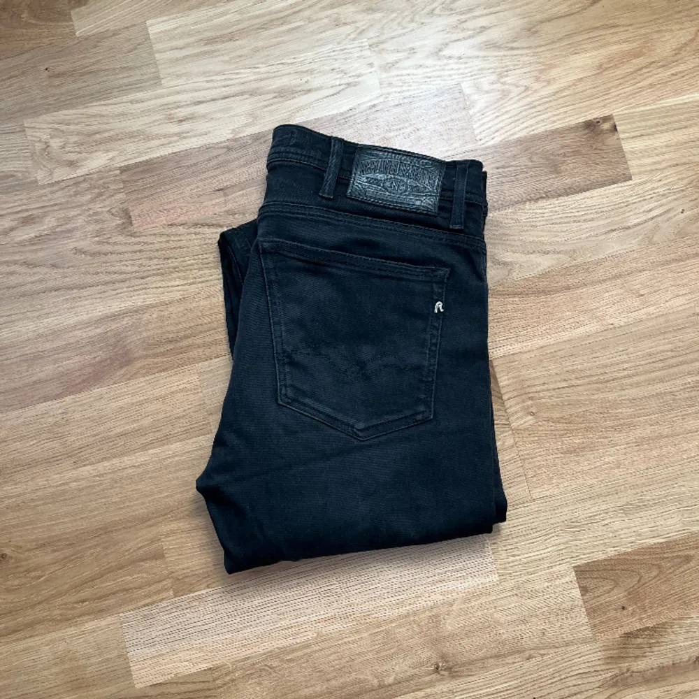 Ett par svarta Replay Jondrill jeans i storlek 31. Ett par jeans som inte är använda på 1 år men är i bra skick. . Jeans & Byxor.