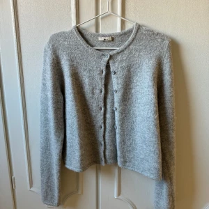 Kofta Gina Tricot  - Slutsåld kofta från Gina i grått, stl M. Använd fåtal gånger! 