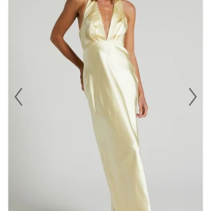 Gul långklänning - Säljer denna fina gula klänningen i satin material. Aldrig använd med prislappen kvar. Det kommer också till en blomma som man kan sätta på där bak om man vill (se sista bilden) men man måste inte! Hör gärna av dig om du har några frågor! ❤️