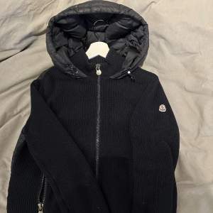 Moncler Cardigan i mörkblå, fint skick (den gamla modellen) storlek Large passar medium perfekt, Pris 4400