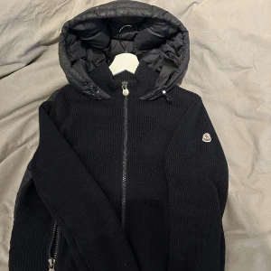 Moncler Cardigan - Moncler Cardigan i mörkblå, fint skick (den gamla modellen) storlek Large passar medium perfekt, Pris 4400