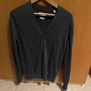 Cardigan - Jättefin och skön cardigan från there glory days. Superbra skick och säljer för endast 499!