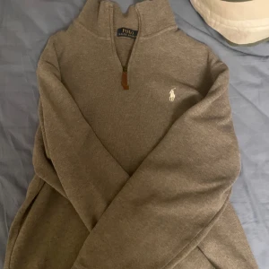 Polo Half zip - Storlek:S och passar perfekt för S! Nypris:1500kr Priset är ej hugget o sten  Inget fel på den. Är som ny  