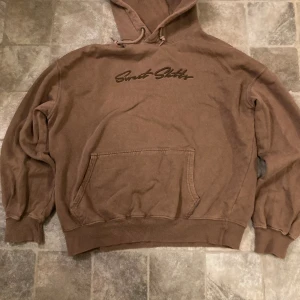 Brun baggy skate hoodie - Denna är s och passar mig utmärkt, litet hål vid fickan men annars inget fel på den, om ni har frågor eller är intresserad så skriv! ✅🌼