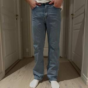Sjukt snygga jeans från weekday. Storlek: 30/32. Utan defekter Sällan använda! Redo att skickas/hämtas, behöver inte vara Plick frakt 📦 Tveka inte på att höra av dig vid frågor!