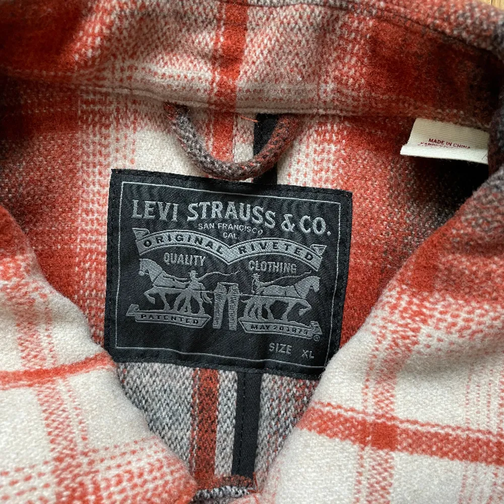 Hej! Säljer en väldigt fin flannel jacka från Levis. Använd ett fåtal gånger. Finns i Stockholm och kan skickas! . Jackor.