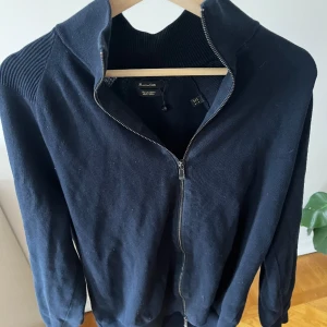 Marinblå Massimo dutti zip  - Säljer denna skifteta cardigan från Massimo. Nypris är runt 900 och den är i bra skick därför mitt pris. Storlek s  Perfekt till både skolan och uppklätt med skjorta under på fest. Hör av er vid mer frågor o funderingar.