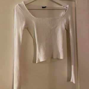 Ribbstickad vit topp - Okej skick. 