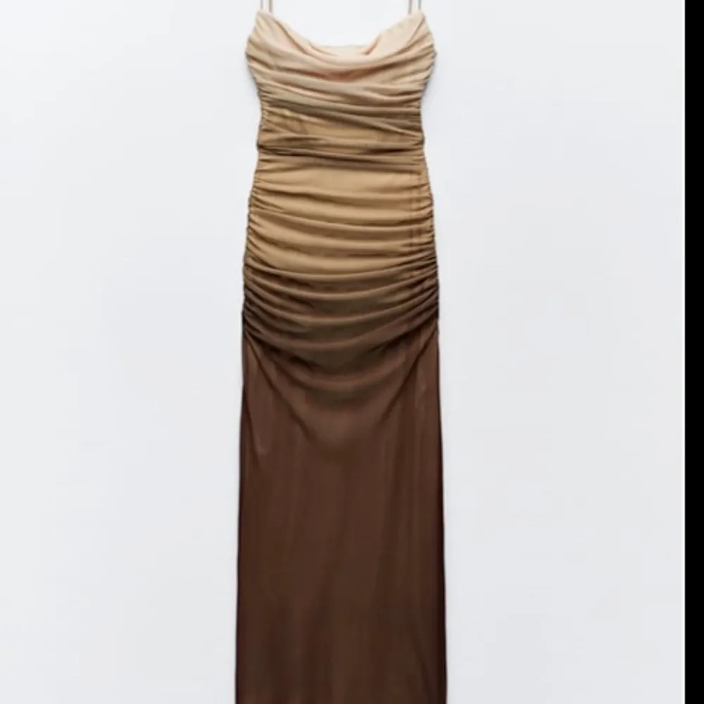 Säljer denna fina klänning från Zara. Strl S. Helt ny (prislapp kvar). Köpt för 500kr men säljer för 400kr.. Klänningar.