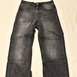 Grå Gina jeans  - Säljer för att de tyvärr inte passar mig Storlek 36 275kr + frakt
