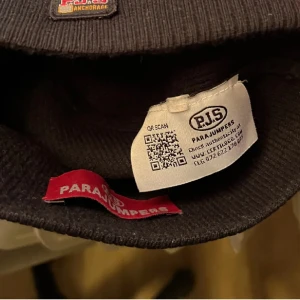 Parajumper mössa - Använts endast några få gånger. Säljer då jag bytt klädstil. Skick 9/10. Skriv vid fler frågor!