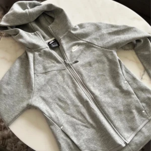 Nike zip up tröja - Nike zip upp tröja ny utan prislapp jättebra nu till våren