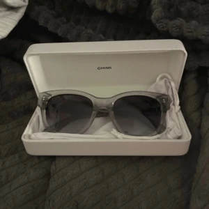 Chimi 07 grey  - Jättefina chimis 07 grey  Superbra skick, knappt använda  Får med box med tillbehör  Som nya  Är villig i byta om någon har 08 svart Nypris 1250kr 