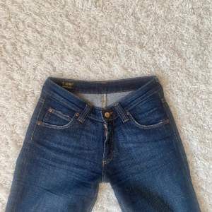 Fina lågmidjade jeans i strl W26 L31 från Lee🩵 midjemått 36cm, innerbenslängd: 80cm