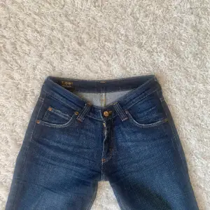 Fina lågmidjade jeans i strl W26 L31 från Lee🩵 midjemått 36cm, innerbenslängd: 80cm