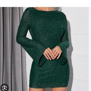 Parthea klänning  - Jättefin klänning från parthea som är köpt här på Plick men som aldrig kom till användning. Det går att få den lite tajtare/lösare beroende på hur tajt man knyter bandet i ryggen 💓