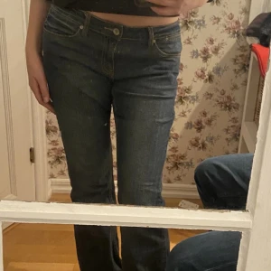 Blå lågmidjade bootcut jeans - Fint skick! Fina detaljerade fickor! Passar mig ganska bra i längden som 166 men även längre upp till ungefär 175!!