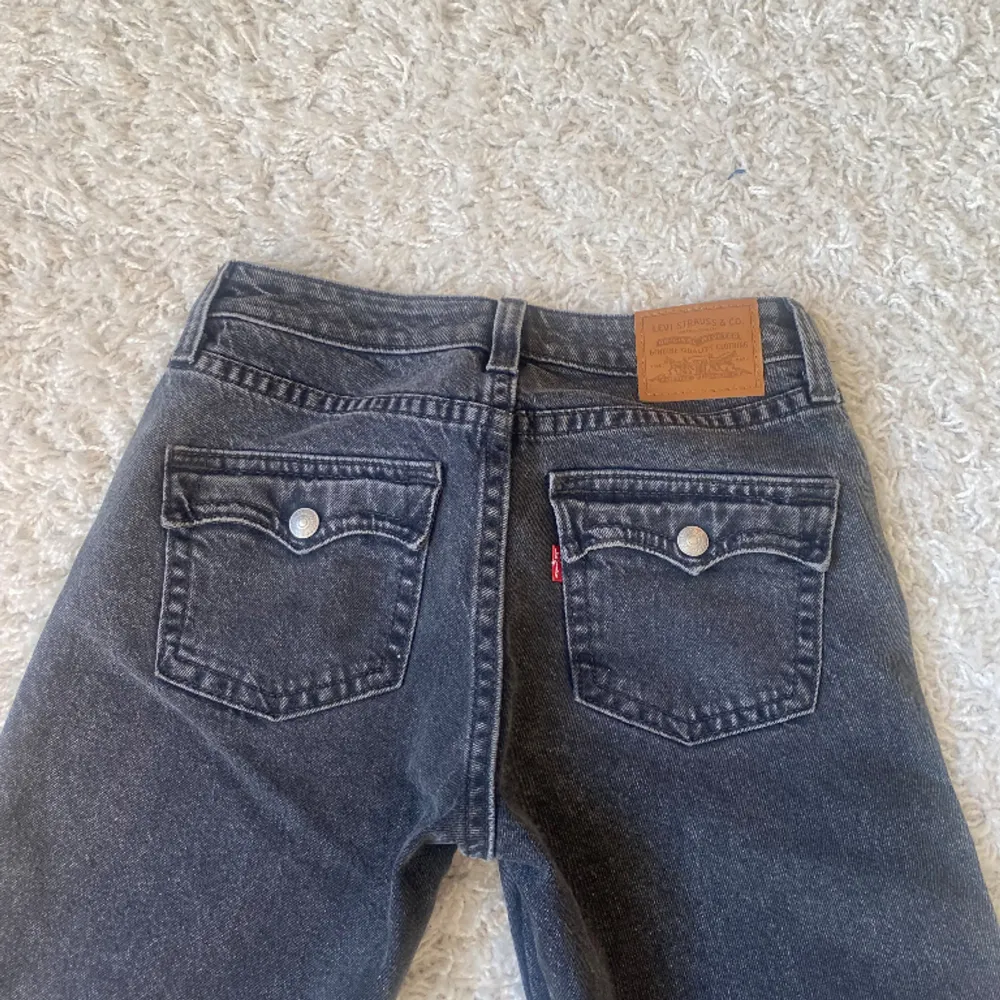 Skitsnygga lågmidjade Levis jeans med fina fickor i strl W28 L32🩶 I nyskick! Modellen heter Noughties bootcut. Midjemått: 37cm, innerbenslängd: 79cm. Jeans & Byxor.