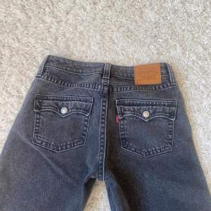 Skitsnygga lågmidjade Levis jeans med fina fickor i strl W28 L32🩶 I nyskick! Modellen heter Noughties bootcut. Midjemått: 37cm, innerbenslängd: 79cm