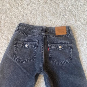 Lågmidjade Levis jeans - Skitsnygga lågmidjade Levis jeans med fina fickor i strl W28 L32🩶 I nyskick! Modellen heter Noughties bootcut. Midjemått: 37cm, innerbenslängd: 79cm