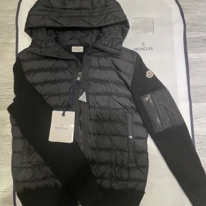 Moncler Cardigan - Moncler Cardigan Fräsch och inte använd mycket alls, den är äkta. Har kvitto 🧾 också så inga problem för att bevisa att den är äkta.