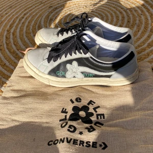 Golf Le Fleur x Converse  - Hej, säljer ett par snygga Golf Le Fleur x Converse skor i 42,5. Bra skick och sällsynt modell/colorway. Dustbag medkommer. Pris kan diskuteras. Hör av dig vid intresse. 
