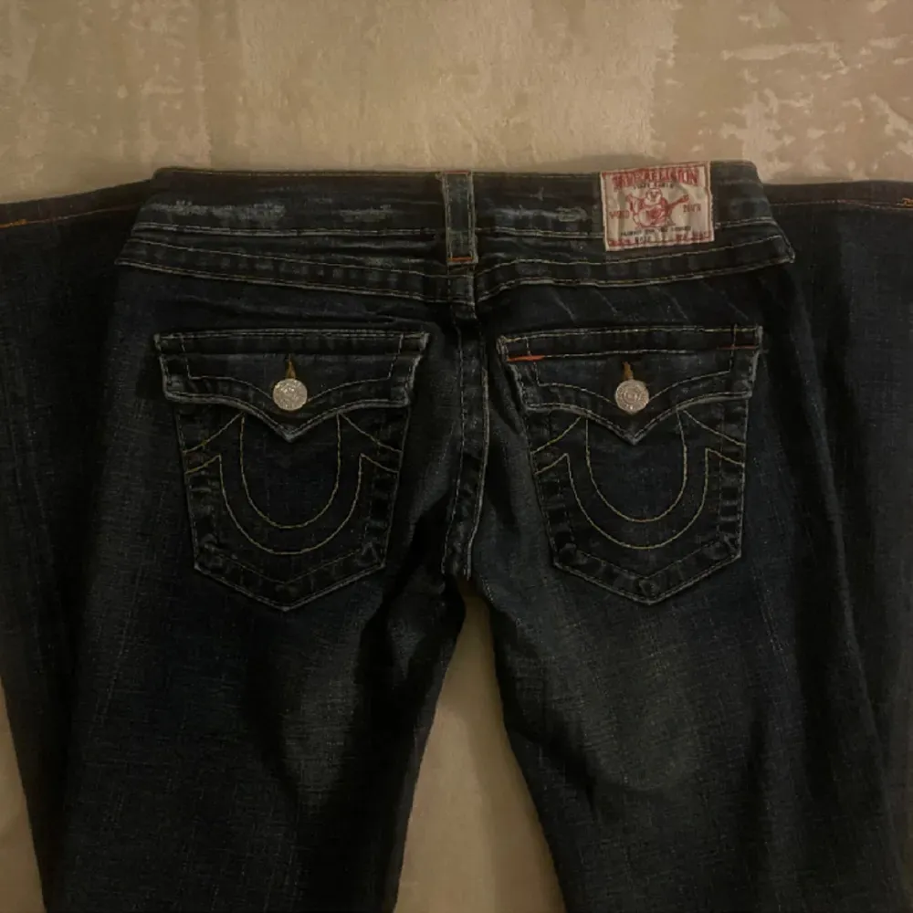 bootcut lowrise, för korta på mig som e 170 midja: 38 cm tvärsöver  innerben: ca 72 cm. Jeans & Byxor.