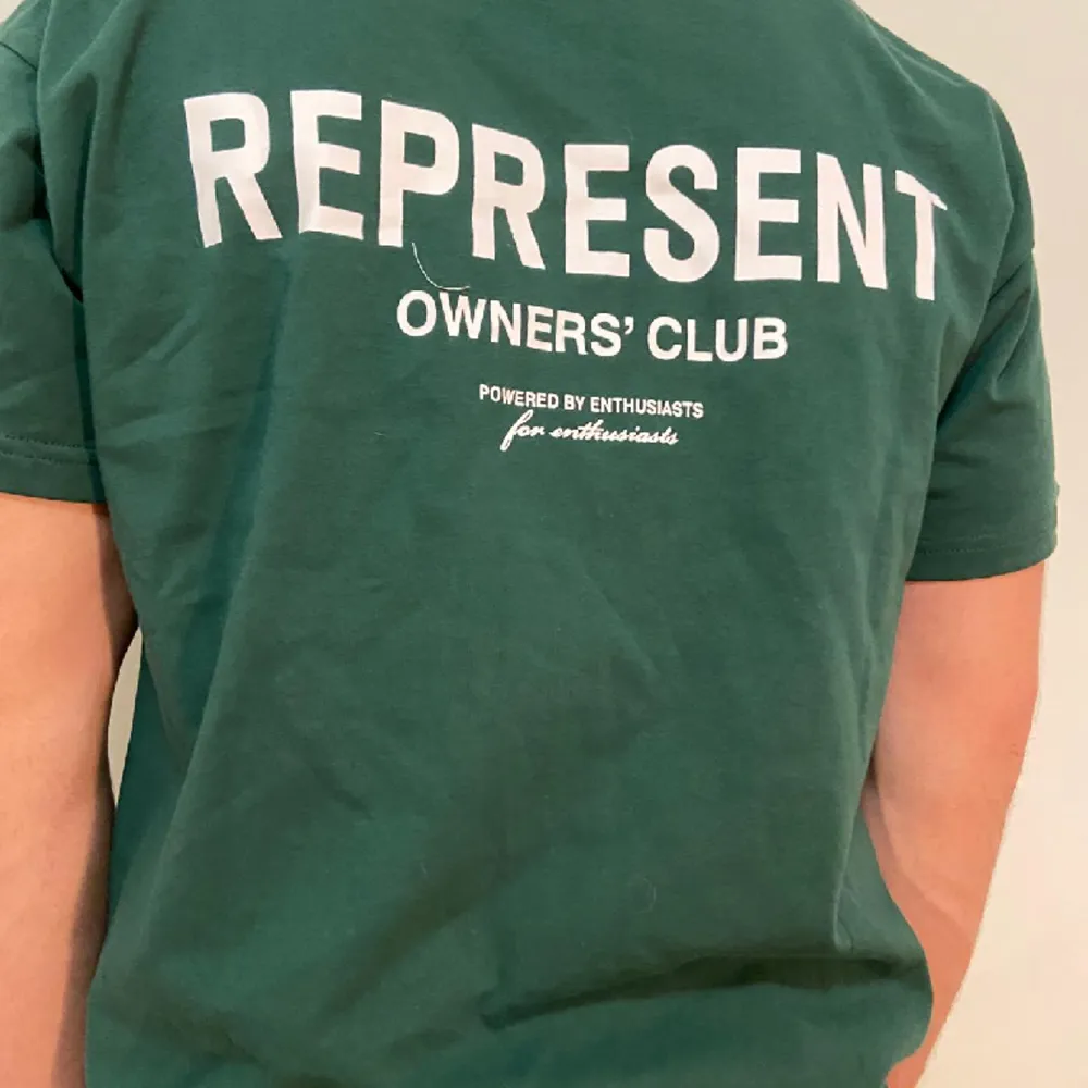 Oweners Clib Represern Grönt Tshirt. Perfekt inför våren! Size L, passar mig perfekt (180cm och 80kg) 👌🤙. T-shirts.