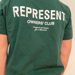 Represent T-Shirt - Oweners Clib Represern Grönt Tshirt. Perfekt inför våren! Size L, passar mig perfekt (180cm och 80kg) 👌🤙