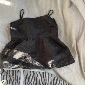 Topp med blommig spetts - Jätte fin men tyvärr för liten. Den är använd några fåtal gånger vid speciella tillfällen och är i bra skick