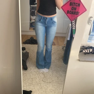 Low waist jeans  - Skit snygga jeans jag köpte i Paris som tyvärr inte längre kommer till användning💞