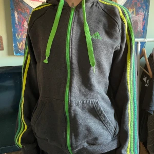 adidas tröja - snygg adidas zip up med gröna detaljer. 