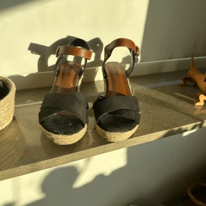 Linear sandaler med platåsula - Aldrig använda, storlek 37