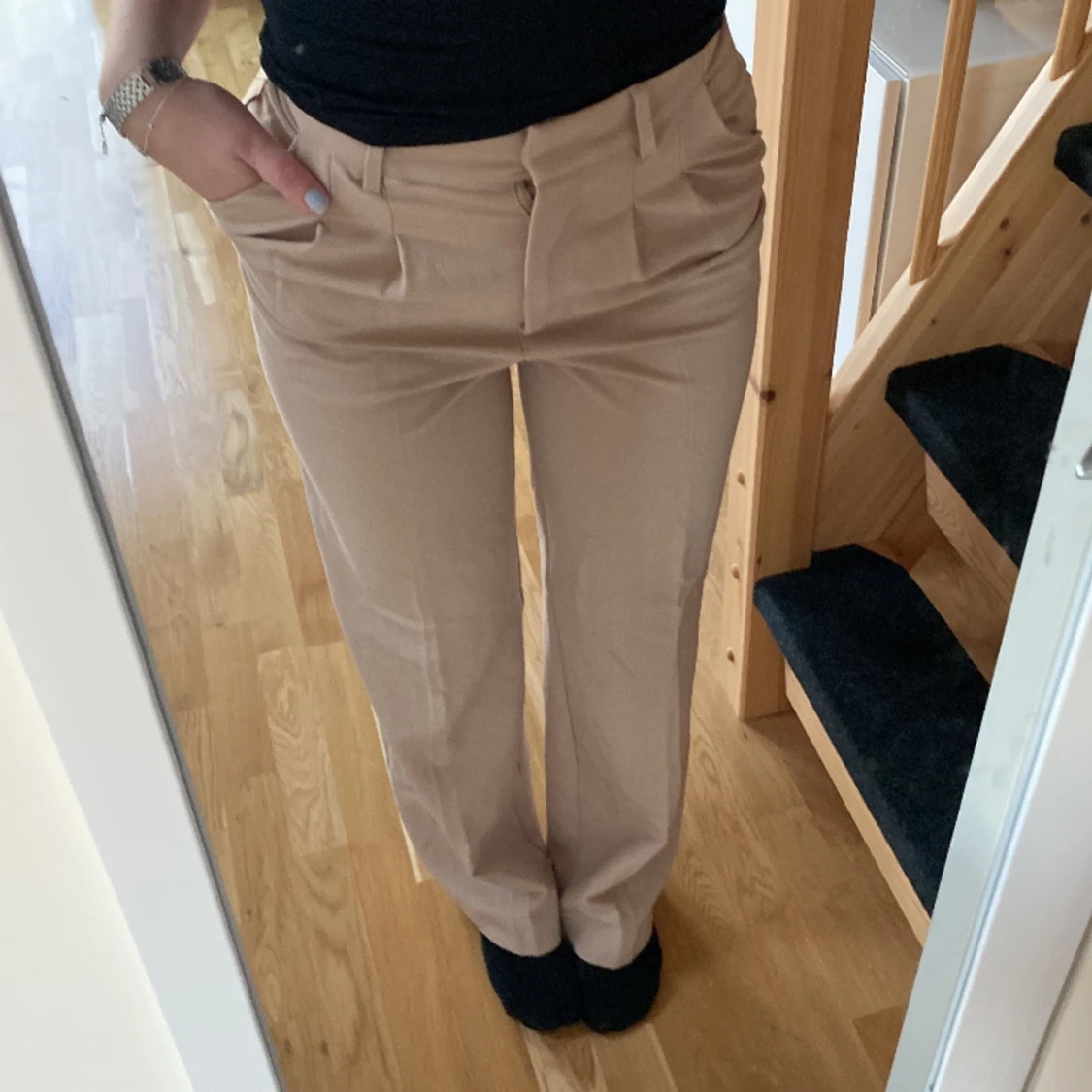 Långa beiga kostymbyxor 