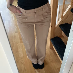 Långa beiga kostymbyxor  - Långa beiga kostymbyxor! Nästan oanvända, långa på mig som är 170! 