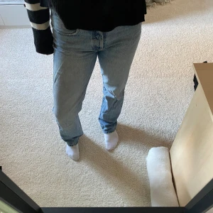 Jeans - Säljer mina jeans från zara. Dem har en liten defekt men inget som syns när man har på sig dom, annars fint skick(skriv för bild)! Dem är mid waist. Skriv för funderingar eller fler bilder🌸