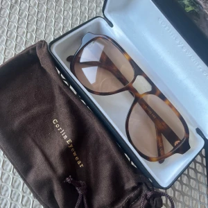 Corlin solglasögon - Använda ett fåtal gånger, finns dock en minimal repa på ena glaset. 