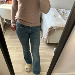Ginatricot jeans - Säljer mina jättefina jeans från Gina i modellen ”low waist bootcut” då de inte kommer till användning längre☺️de är lite slitna längst ner på benen, ny pris 500kr