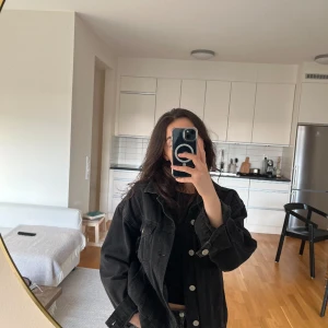 Jeansjacka - Svart oversized jeansjacka från Urban outfitters! 🖤