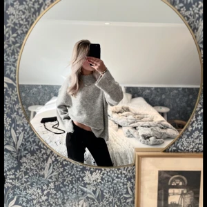 Stickad tröja - Säljer denna superfina stickade tröjan, då jag redan har en liknade hemma. Den är helt oanvänd förutom när jag tog bilden🌟