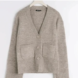 gina kofta - superfin och mysig kofta ifrån gina tricot, i fint skick 