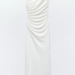 Vit Zara klänning  - Storlek M, har använts en gång, är i helt nytt skick och materialet är jätte fint. Säljer klänningen för att jag hade på mig den på en förlovning så jag kommer inte ha på mig den igen. 