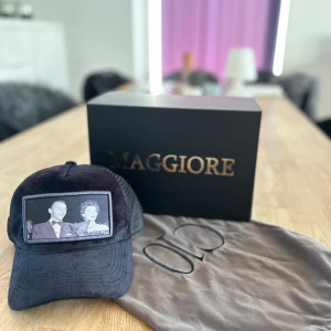 Maggiore keps  - Säljer nu min helt nya maggiore keps  Allt ingår dustbag, box och självklart själva kepsen   Vid mer frågor hör av dig  Mvh Leo 