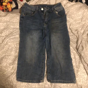 Långa Jeansshorts  - Bra skick, väldigt skönt material. Mår typ till knäna. Är inte särskilt Baggy på mig, sitter nästan precis åt låren. Säljer pga använder inte. Står att det är Size 33 men de passar mig som är Size 36. 