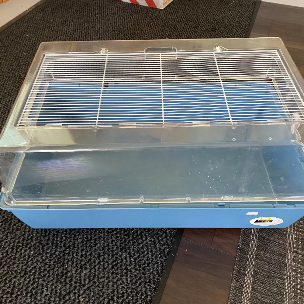 Ljusblå hamsterbur i jättefint skick! Tillbehör går att köpa till för billigare pris💓Den är helt rengjord och ser helt ny ut. Köpt för cirka 600kr, säljer för 350kr. Övrigt.