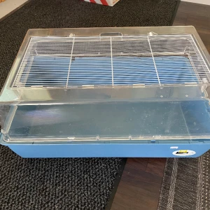 Hamsterbur - Ljusblå hamsterbur i jättefint skick! Tillbehör går att köpa till för billigare pris💓Den är helt rengjord och ser helt ny ut. Köpt för cirka 600kr, säljer för 350kr